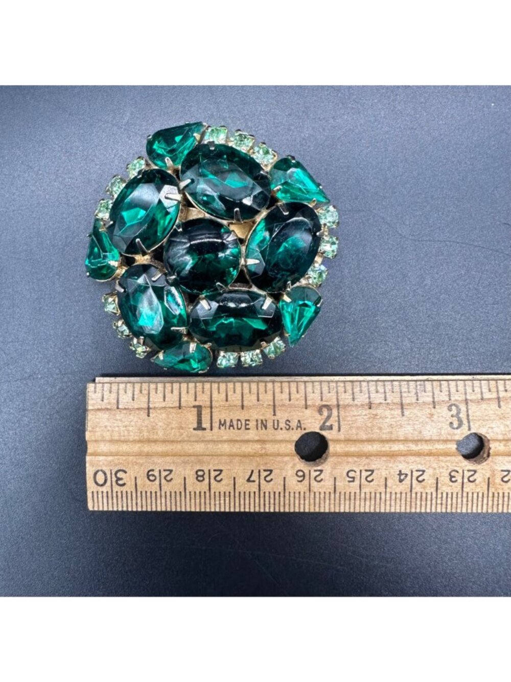 Vintage Mid Century Emerald Green Rhinestone Brooch Pin Gold Tone Retro Jewelry - Picture 6 of 6